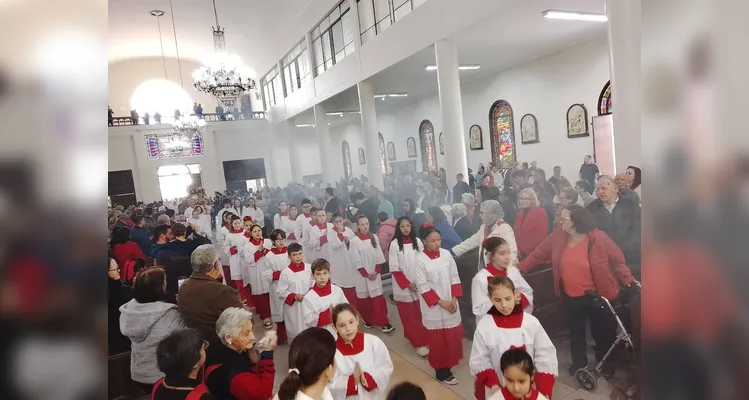 Centenas de fiéis católicos foram receber a avó de Jesus, padroeira de Castro.