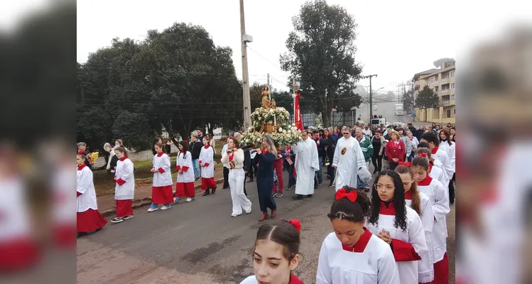 Centenas de fiéis católicos foram receber a avó de Jesus, padroeira de Castro.