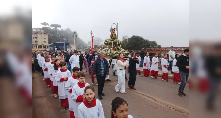 Centenas de fiéis católicos foram receber a avó de Jesus, padroeira de Castro.