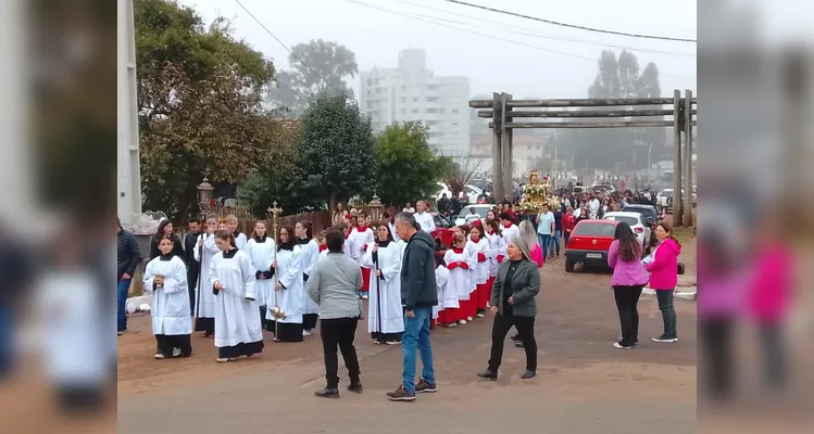 Centenas de fiéis católicos foram receber a avó de Jesus, padroeira de Castro.