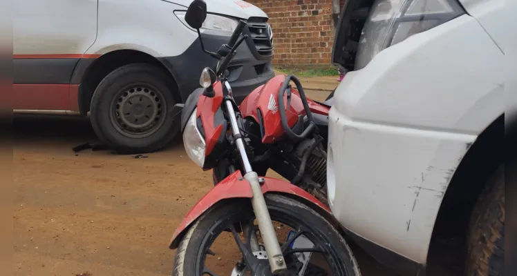 Colisão entre picape e motocicleta deixa ferido no Cará-Cará