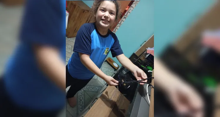 A turma utilizou materiais recicláveis para a confecção de bonecos para um teatro e na montagem de organizadores de fios e cabos para suas casas.