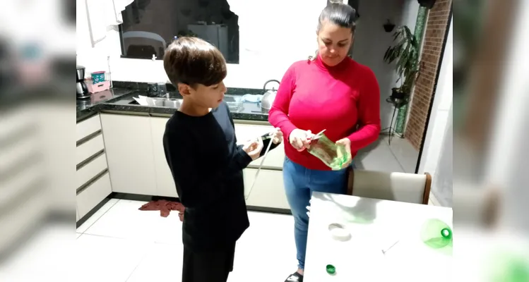 A turma utilizou materiais recicláveis para a confecção de bonecos para um teatro e na montagem de organizadores de fios e cabos para suas casas.