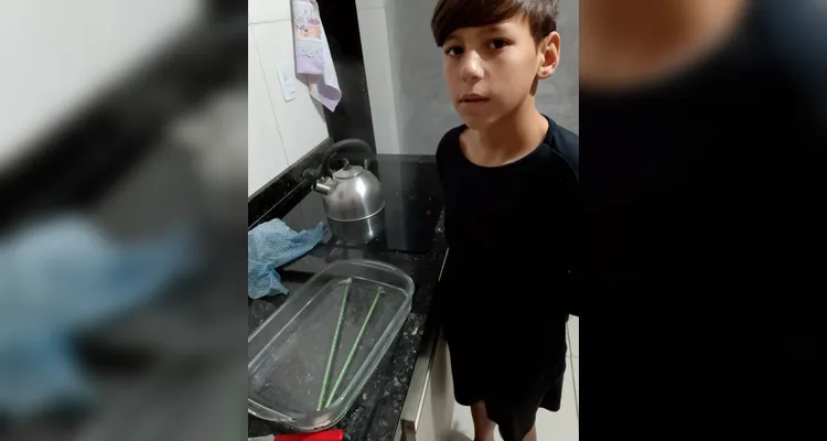A turma utilizou materiais recicláveis para a confecção de bonecos para um teatro e na montagem de organizadores de fios e cabos para suas casas.