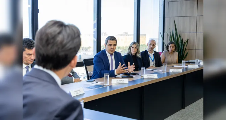 Veja fotos de reunião de Elizabeth com ministro de Portos e Aeroportos