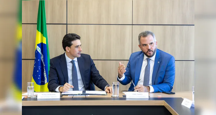 Veja fotos de reunião de Elizabeth com ministro de Portos e Aeroportos
