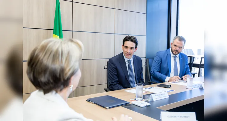 Veja fotos de reunião de Elizabeth com ministro de Portos e Aeroportos