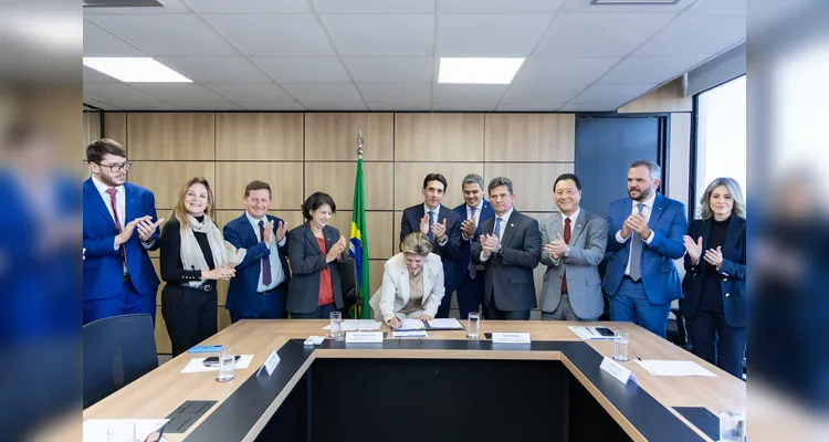 Veja fotos de reunião de Elizabeth com ministro de Portos e Aeroportos
