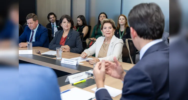 Veja fotos de reunião de Elizabeth com ministro de Portos e Aeroportos