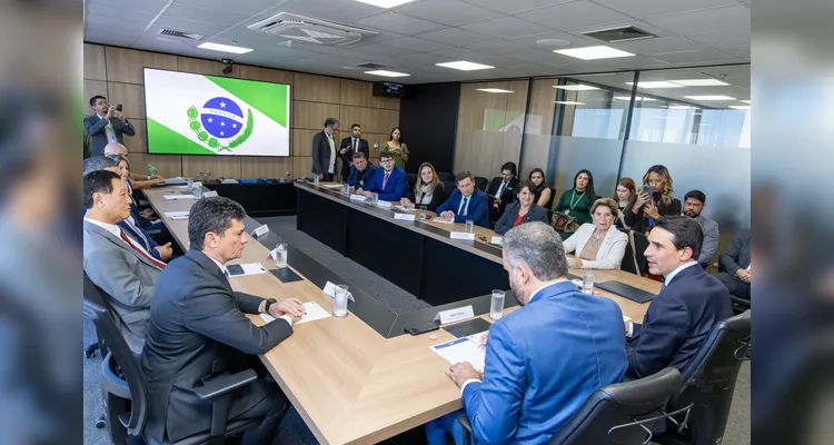 Veja fotos de reunião de Elizabeth com ministro de Portos e Aeroportos