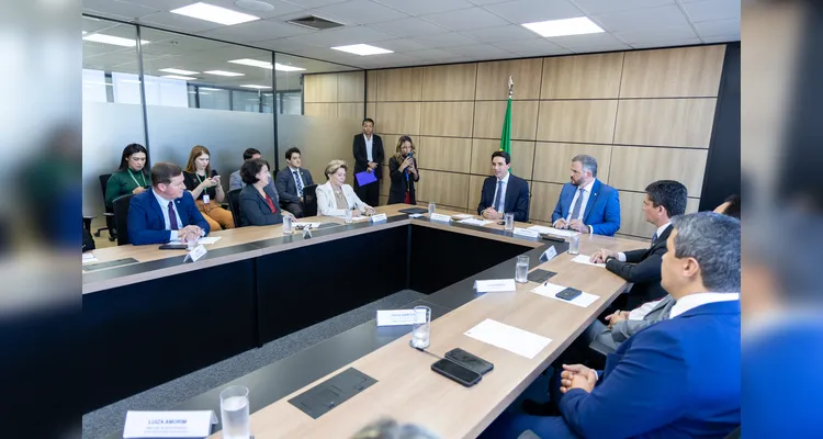 Veja fotos de reunião de Elizabeth com ministro de Portos e Aeroportos