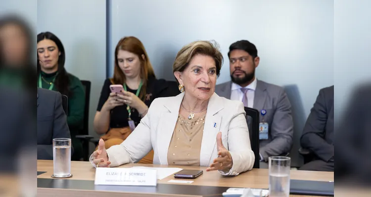 Veja fotos de reunião de Elizabeth com ministro de Portos e Aeroportos
