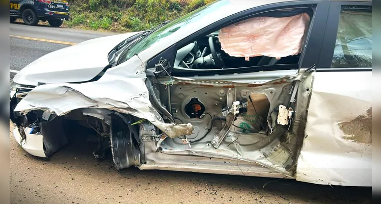 Carro Ônix ficou danificado após a colisão.