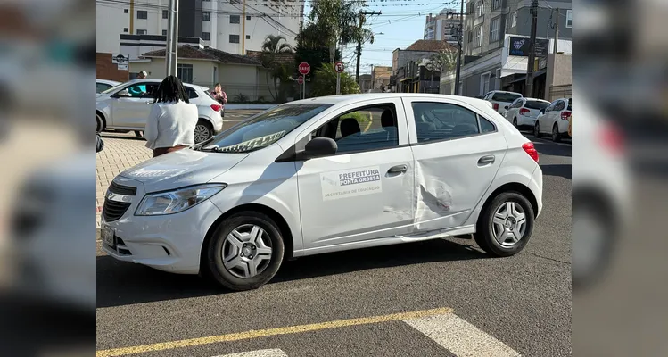 Motorista de aplicativo fura a preferencial e colide com carro da prefeitura em PG
