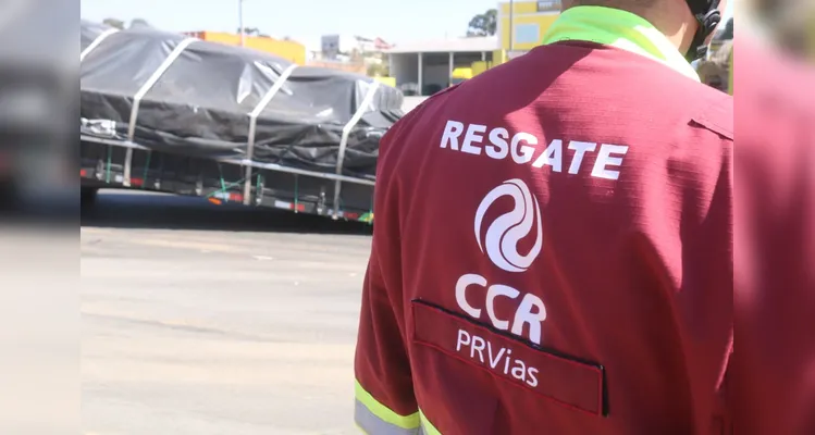 Carreta desengata, invade pista e bloqueia BR-376, em Ponta Grossa