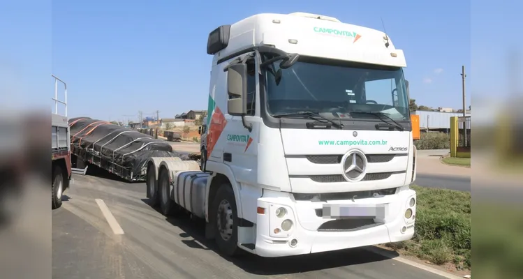 Carreta desengata, invade pista e bloqueia BR-376, em Ponta Grossa