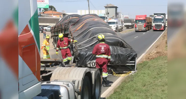 Carreta desengata, invade pista e bloqueia BR-376, em Ponta Grossa