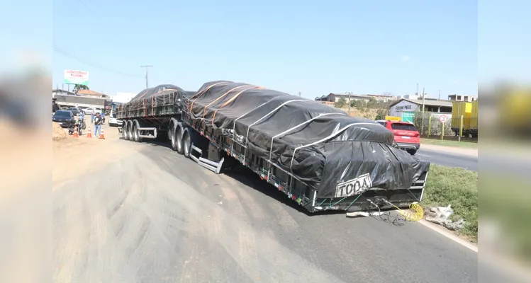 Carreta desengata, invade pista e bloqueia BR-376, em Ponta Grossa
