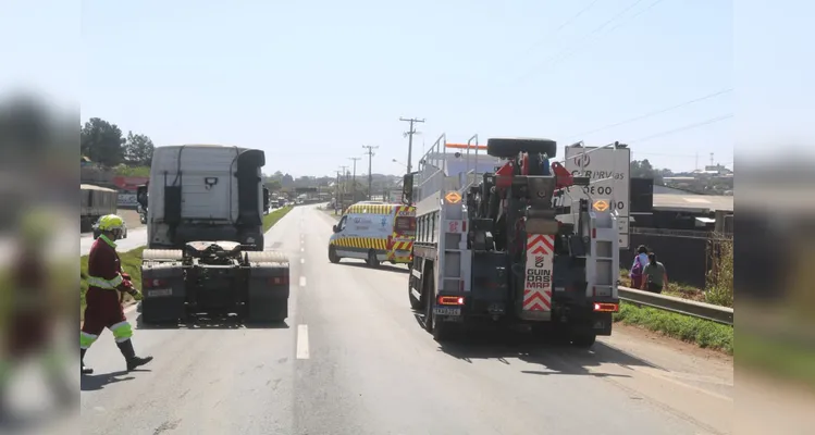 Carreta desengata, invade pista e bloqueia BR-376, em Ponta Grossa