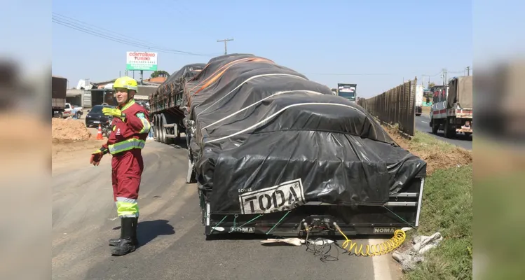 Carreta desengata, invade pista e bloqueia BR-376, em Ponta Grossa