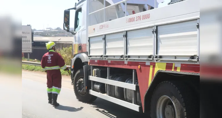 Carreta desengata, invade pista e bloqueia BR-376, em Ponta Grossa