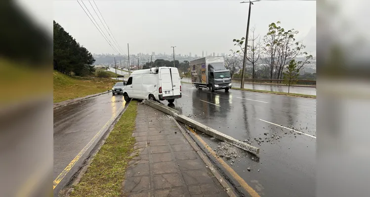 Motorista perde o controle de van e colide com poste em Ponta Grossa