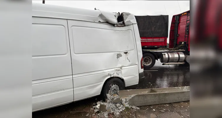 Motorista perde o controle de van e colide com poste em Ponta Grossa