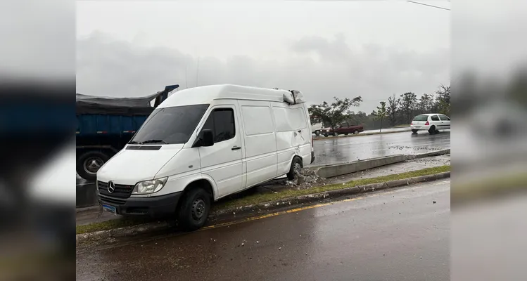 Motorista perde o controle de van e colide com poste em Ponta Grossa