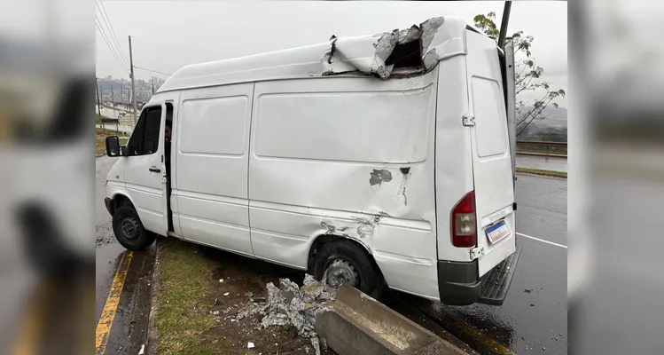 Motorista perde o controle de van e colide com poste em Ponta Grossa