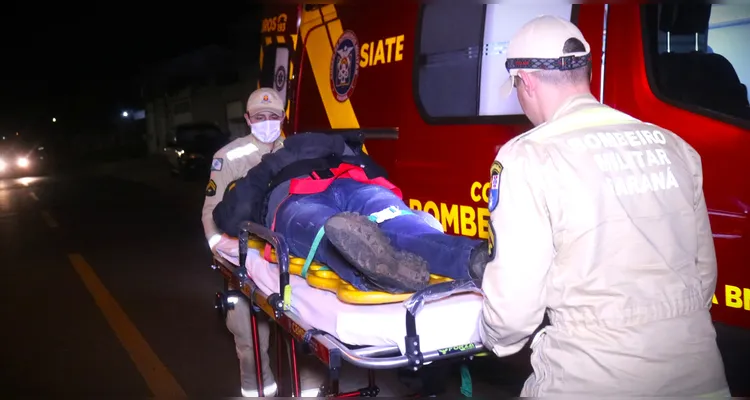 Homem foi colocado em maca e encaminhado à UPA.