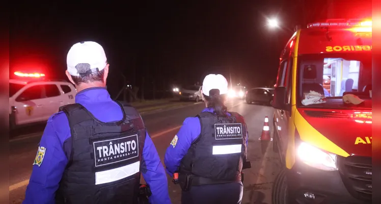 Motociclista bate na traseira de carro e sofre fratura em Ponta Grossa