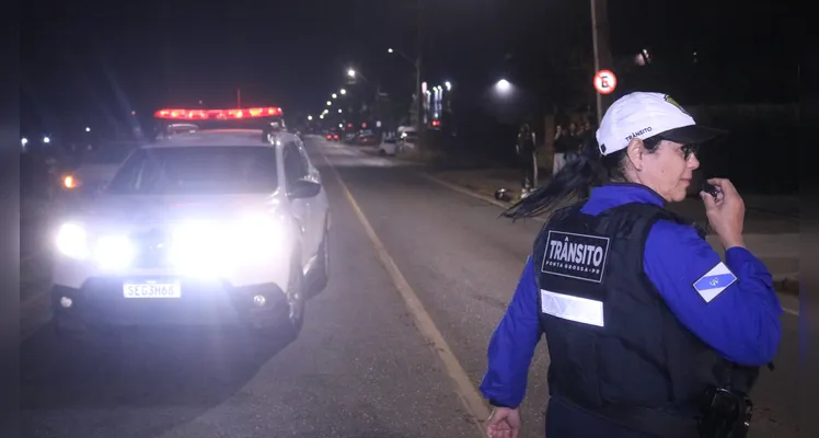 Motociclista bate na traseira de carro e sofre fratura em Ponta Grossa