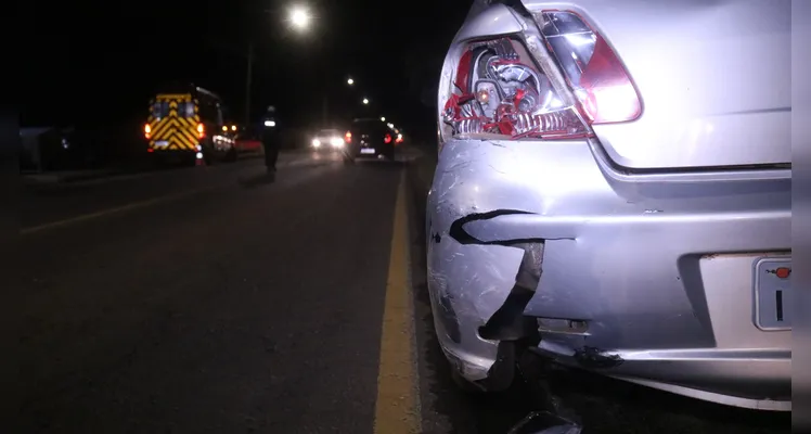 Motociclista bate na traseira de carro e sofre fratura em Ponta Grossa