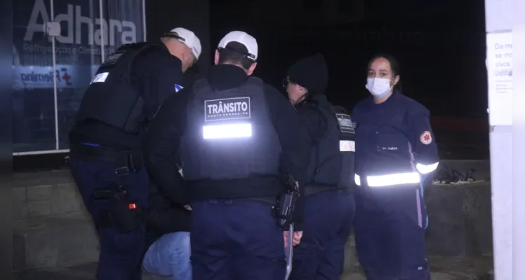 Motociclista é arremessado após acidente em Uvaranas, em PG