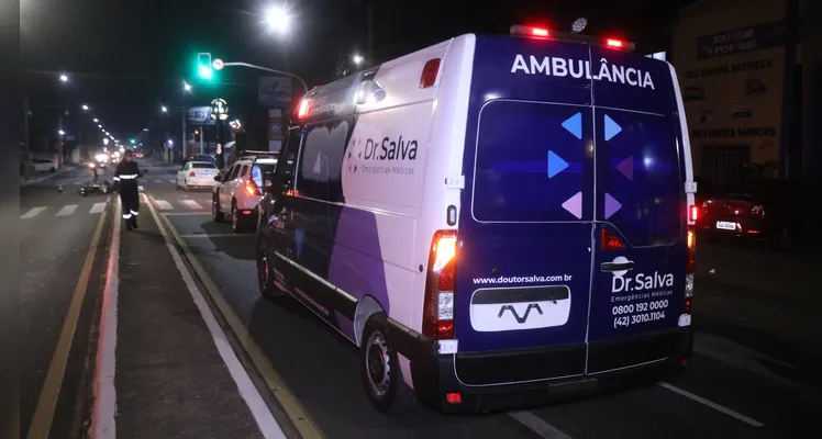 Motociclista é arremessado após acidente em Uvaranas, em PG