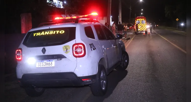 Motociclista bate na traseira de carro e sofre fratura em Ponta Grossa