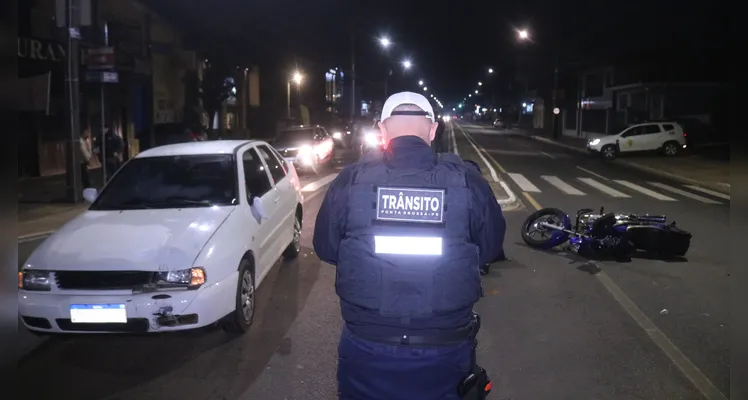 Motociclista é arremessado após acidente em Uvaranas, em PG