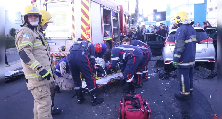 Homem fica enclausurado em grave acidente em PG; fotos