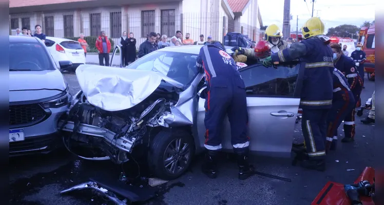Vítima ficou enclausurada no carro Toyota Yaris