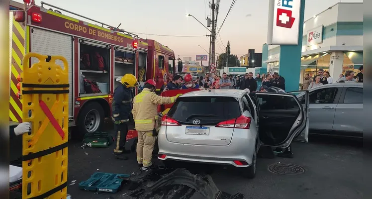 Homem fica enclausurado em grave acidente em PG; fotos