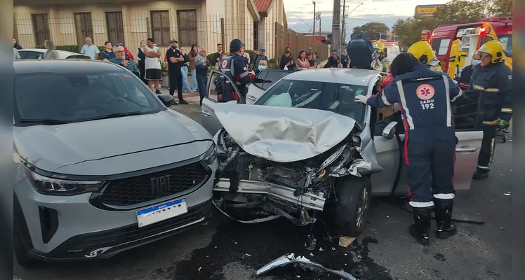 Homem fica enclausurado em grave acidente em PG; fotos