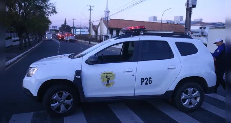 Homem fica enclausurado em grave acidente em PG; fotos