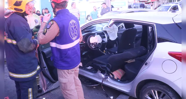 Homem fica enclausurado em grave acidente em PG; fotos