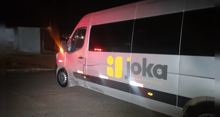 Van com 10 passageiros se acidenta no ‘Cará-Cará’, em Ponta Grossa