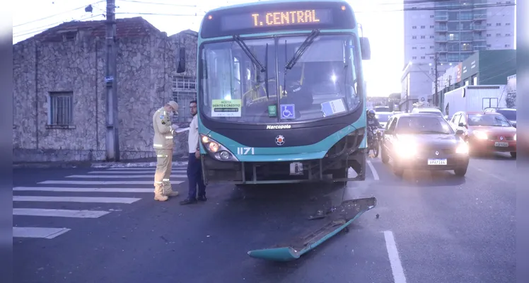 Carro colide, ‘roda’ e invade estacionamento de farmácia em PG