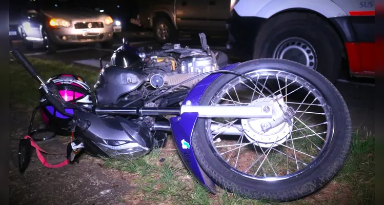 Motociclista tem fratura exposta após colidir contra caminhonete em Ponta Grossa
