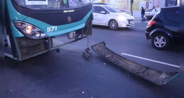 Carro colide, ‘roda’ e invade estacionamento de farmácia em PG