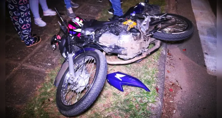 Motociclista tem fratura exposta após colidir contra caminhonete em Ponta Grossa