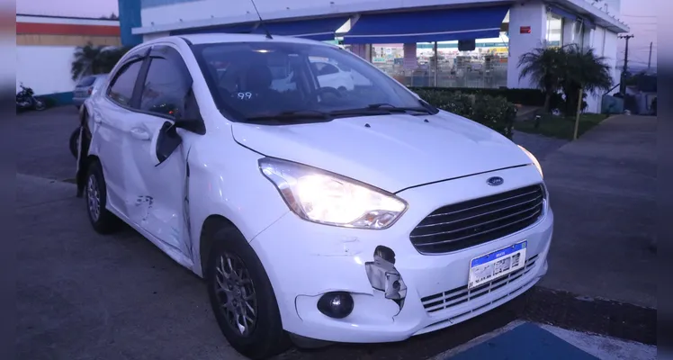 Carro colide, ‘roda’ e invade estacionamento de farmácia em PG
