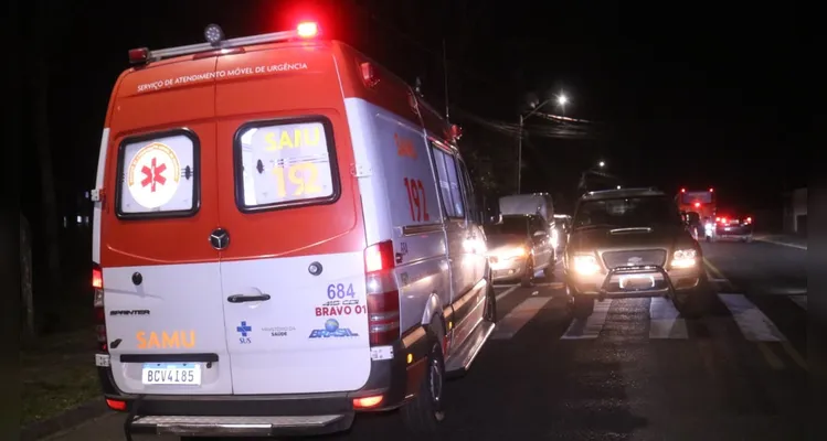 Motociclista tem fratura exposta após colidir contra caminhonete em Ponta Grossa
